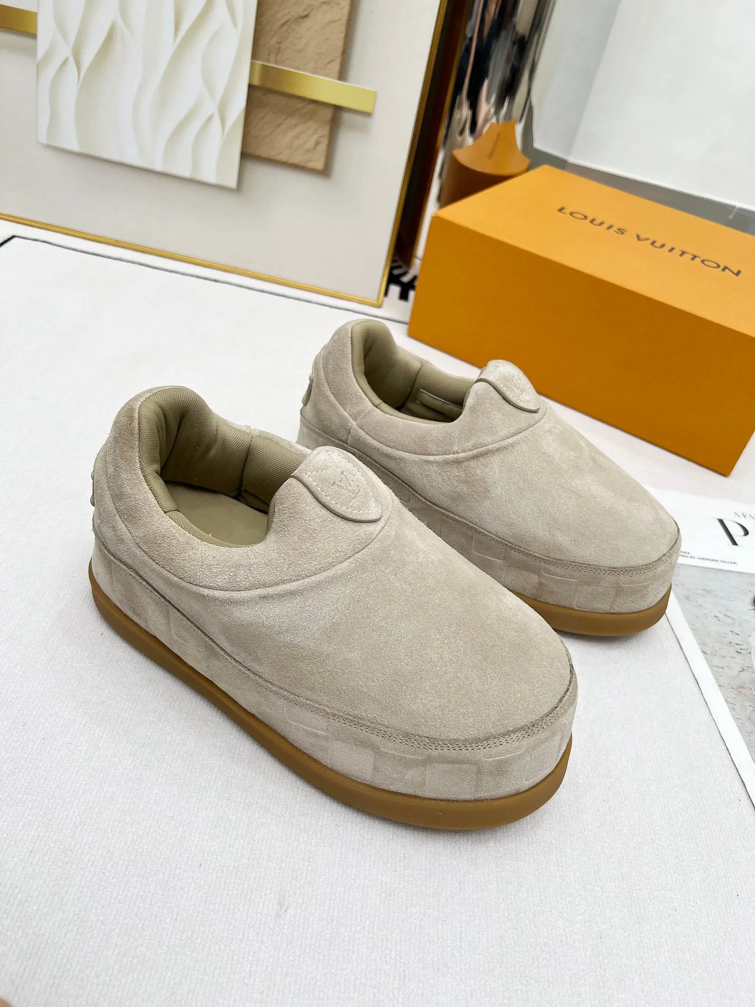 Factory direct sales p660🐘🐘Women's shoes, women's clothing louis vuitton (Louis Vuitton/lv)🔍Autumn and winter~Ugly little chubby, new shoe type YETI🔥🔥🔥🔥 Super street style bread shoes are here! ! ! Chubby is so cute~💞 What a great tool for showing off slim legs! The inner height is increased by 5 cm, the legs are longer and thinner, and the beef tendon bottom is super comfortable, suitable for couples 💞💞💞💞 Fabric: imported high mercerized ox velvet embossed craftsmanship Number of yards: 35-45 yards (46🉑custom-made, non-returnable)